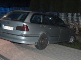 Bez uprawnień przejechał 500 km, rozbił się na płocie