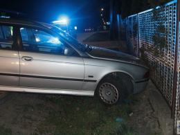 Bez uprawnień przejechał 500 km, rozbił się na płocie