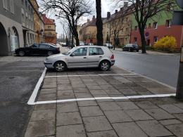 Absurdalne miejsca parkingowe przy ulicy Katowickiej. Mieszkańcy są zszokowani