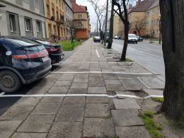 Absurdalne miejsca parkingowe przy ulicy Katowickiej. Mieszkańcy są zszokowani