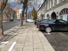Absurdalne miejsca parkingowe przy ulicy Katowickiej. Mieszkańcy są zszokowani