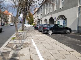 Absurdalne miejsca parkingowe przy ulicy Katowickiej. Mieszkańcy są zszokowani