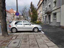Absurdalne miejsca parkingowe przy ulicy Katowickiej. Mieszkańcy są zszokowani