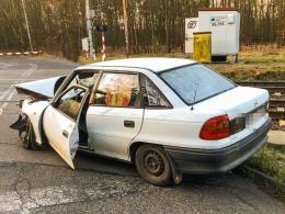 Mieszkaniec Kluczborka zawracał na torach. W auto wjechał pociąg