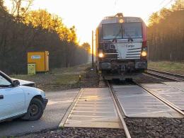 Mieszkaniec Kluczborka zawracał na torach. W auto wjechał pociąg