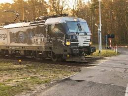 Mieszkaniec Kluczborka zawracał na torach. W auto wjechał pociąg