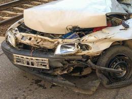 Mieszkaniec Kluczborka zawracał na torach. W auto wjechał pociąg