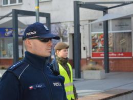Policjanci egzekwują przepisy związane z epidemią
