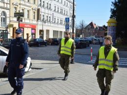 Policjanci egzekwują przepisy związane z epidemią