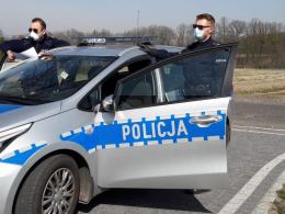 Policjanci egzekwują przepisy związane z epidemią