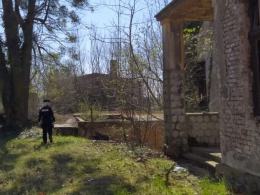 Policjanci egzekwują przepisy związane z epidemią