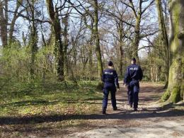 Policjanci egzekwują przepisy związane z epidemią