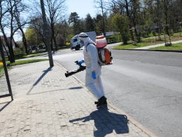 Pracownicy Zakładu Komunalnego odkażają wiaty przystankowe