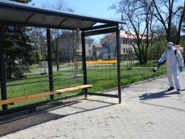 Pracownicy Zakładu Komunalnego odkażają wiaty przystankowe