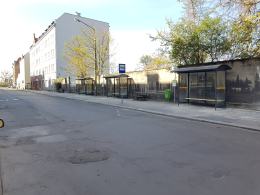 Podróżni oczekujący na tymczasowych przystankach PKS doczekali się wiat