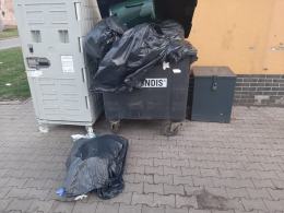 Na ulicach Prószkowa zalegają zużyte jednorazowe rękawiczki