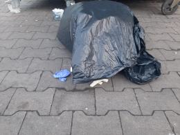Na ulicach Prószkowa zalegają zużyte jednorazowe rękawiczki
