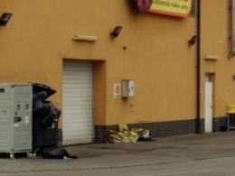 Na ulicach Prószkowa zalegają zużyte jednorazowe rękawiczki