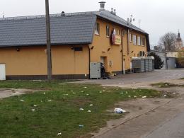 Na ulicach Prószkowa zalegają zużyte jednorazowe rękawiczki
