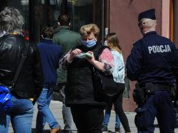 Policjanci rozdawali własnoręcznie uszyte maseczki mieszkańcom Opola
