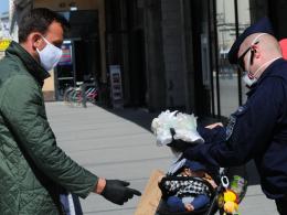 Policjanci rozdawali własnoręcznie uszyte maseczki mieszkańcom Opola