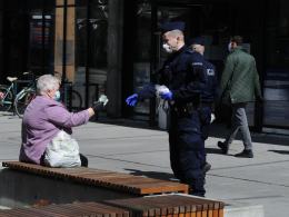 Policjanci rozdawali własnoręcznie uszyte maseczki mieszkańcom Opola