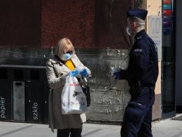 Policjanci rozdawali własnoręcznie uszyte maseczki mieszkańcom Opola