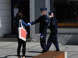 Policjanci rozdawali własnoręcznie uszyte maseczki mieszkańcom Opola