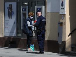 Policjanci rozdawali własnoręcznie uszyte maseczki mieszkańcom Opola