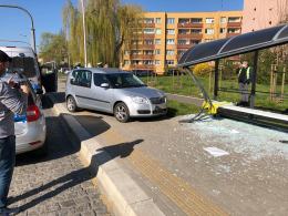 Kierujący Skodą staranował przystanek autobusowy na Niemodlińskiej