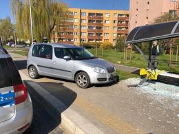 Kierujący Skodą staranował przystanek autobusowy na Niemodlińskiej