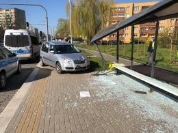Kierujący Skodą staranował przystanek autobusowy na Niemodlińskiej