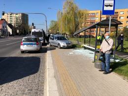 Kierujący Skodą staranował przystanek autobusowy na Niemodlińskiej