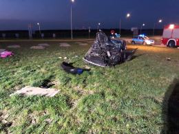 Kierujący wypadł z drogi i dachował poza jezdnią