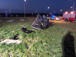 Kierujący wypadł z drogi i dachował poza jezdnią