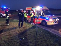 Kierujący wypadł z drogi i dachował poza jezdnią