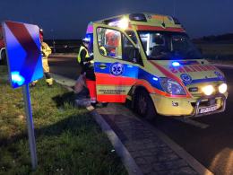 Kierujący wypadł z drogi i dachował poza jezdnią