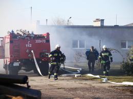 Strażacy gasili pożar samochodu i przyczepy kempingowej