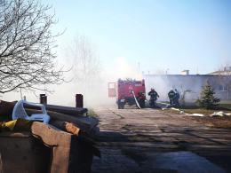 Strażacy gasili pożar samochodu i przyczepy kempingowej