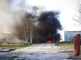 Strażacy gasili pożar samochodu i przyczepy kempingowej