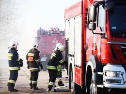 Strażacy gasili pożar samochodu i przyczepy kempingowej