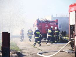 Strażacy gasili pożar samochodu i przyczepy kempingowej