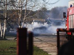 Strażacy gasili pożar samochodu i przyczepy kempingowej
