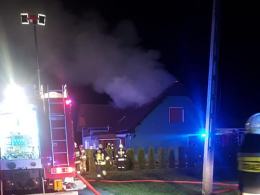 Pożar dachu budynku jednorodzinnego w Suchodańcu. W akcji 12 zastępów straży