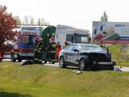 Audi zderzyło się z ciężarówką. Niebezpieczne zdarzenie na Krapkowickiej
