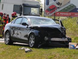 Audi zderzyło się z ciężarówką. Niebezpieczne zdarzenie na Krapkowickiej