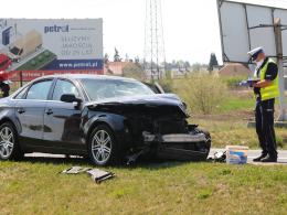 Audi zderzyło się z ciężarówką. Niebezpieczne zdarzenie na Krapkowickiej