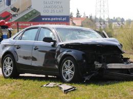 Audi zderzyło się z ciężarówką. Niebezpieczne zdarzenie na Krapkowickiej