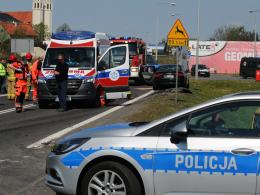 Audi zderzyło się z ciężarówką. Niebezpieczne zdarzenie na Krapkowickiej