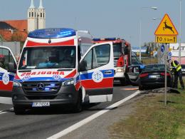 Audi zderzyło się z ciężarówką. Niebezpieczne zdarzenie na Krapkowickiej